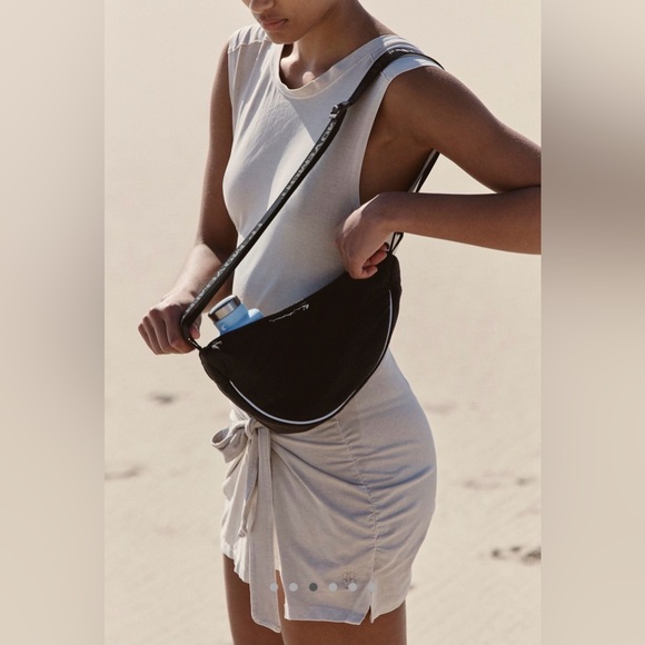 NWT Free People FP Movement Bulls Eye Sling Bag Black - Picture 3 of 7